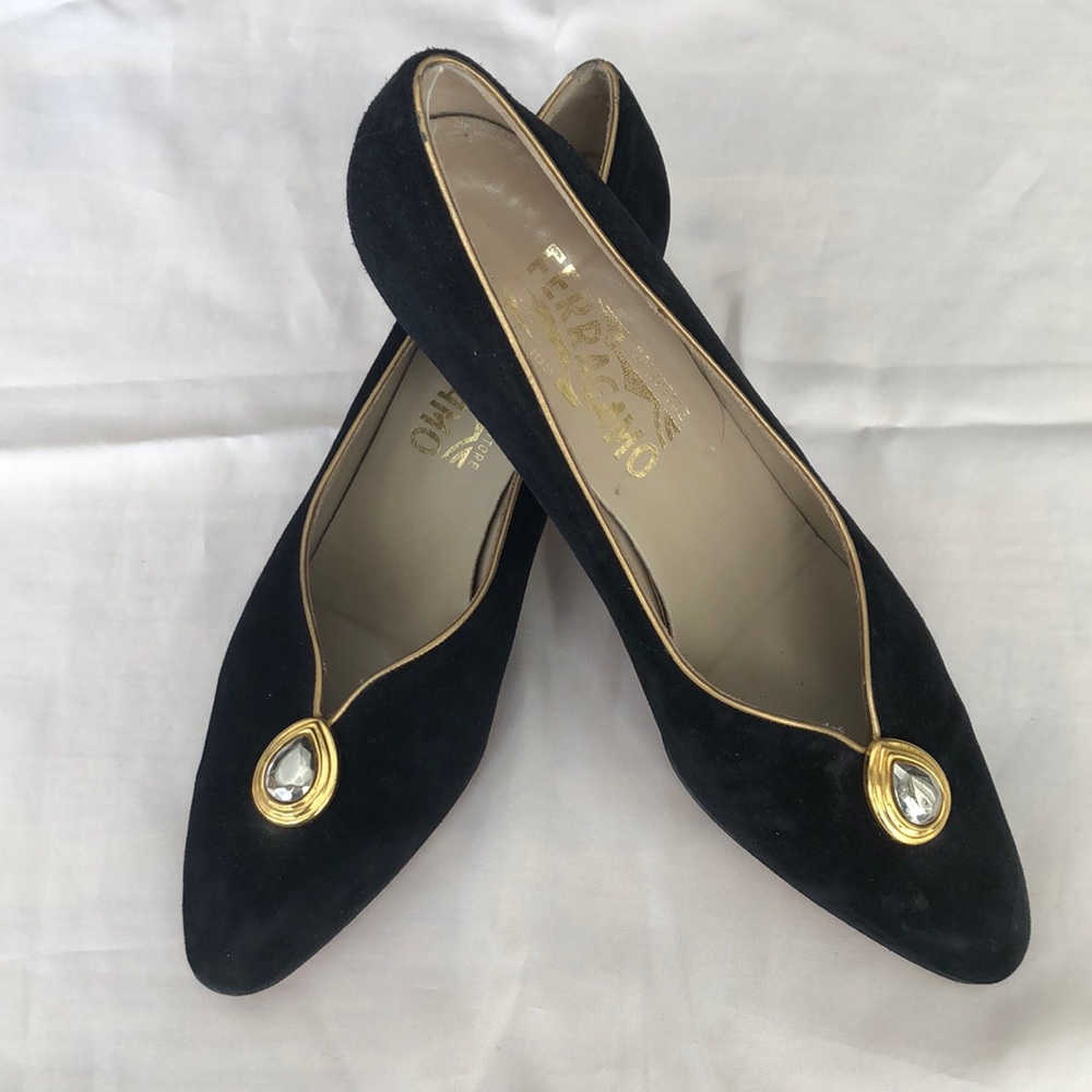 Ferragamo Black Suede Leather Pumps Heels Shoes Sz 8.5 AAA Extra Narrow Gold